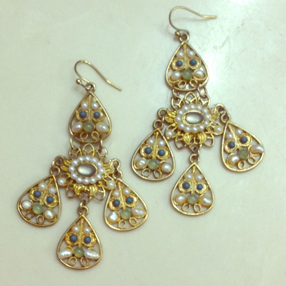 ✨NEW✨ Green & pearl gold tone chandelier earrings